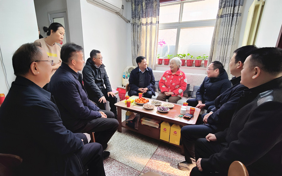 慰问正处级范荣先_副本.jpg